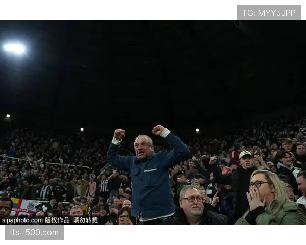 季前赛现场，镜头多次给到场边记录战术的球探，疑似重点观察侧翼球员